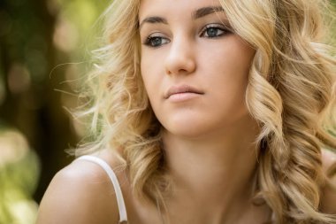 Bahar Parkı neşeli gülümseyen içinde özgür mutlu kadın