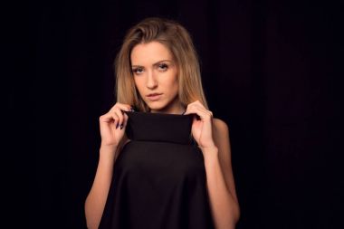 Muhteşem elbiseli sevimli sarışın kadın.