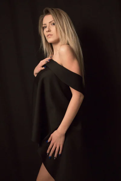 Mujer Rubia Linda Vestido Precioso —  Fotos de Stock