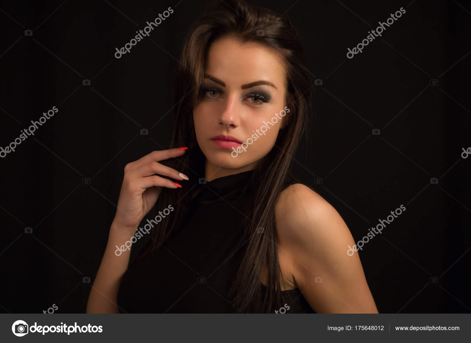 Duas Jovens Mulheres Bonitas Com Maquiagem Criativa Foto de Stock - Imagem  de morena, glamour: 194863152