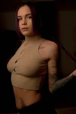 Mor saçlı punk kız portresi.