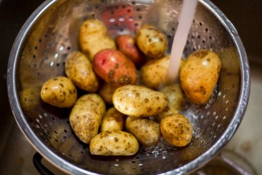 akan suyun altında yıkayın sebze