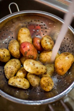 akan suyun altında yıkayın sebze