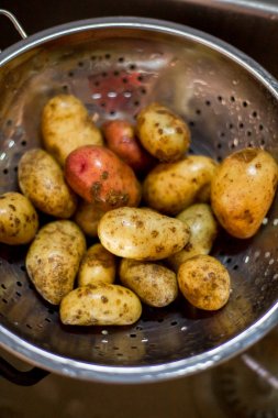 akan suyun altında yıkayın sebze