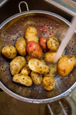 akan suyun altında yıkayın sebze