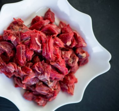 Beyaz tabakta çiğ et.