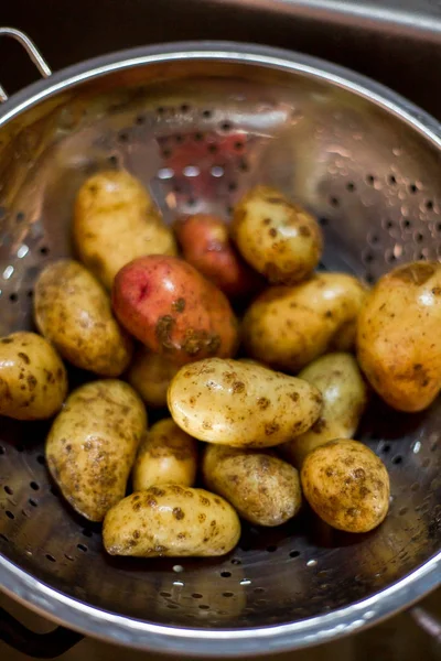 akan suyun altında yıkayın sebze