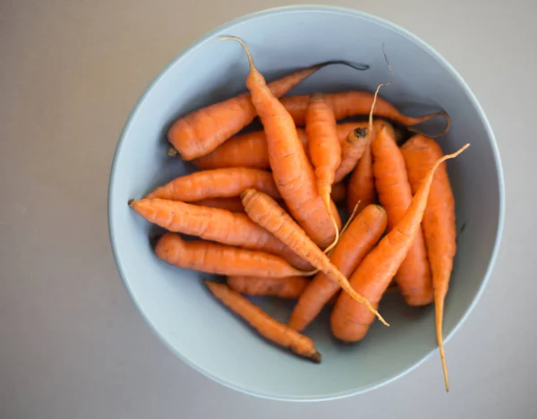 Маленькая Морковка Тарелках Супом — стоковое фото