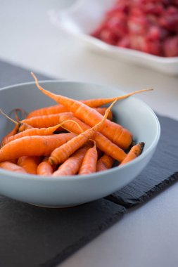 Küçük bebek havuç çorbası tabak içinde yakın çekim
