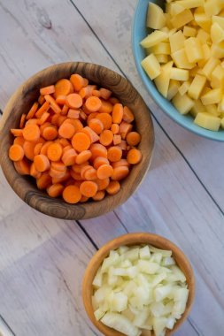 Lezzetli bir çorba pişirmek için hazırlanan malzemeyi dilimlenmiş.