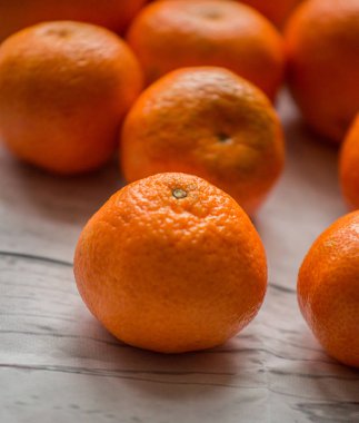 Mandarin Beyaz ahşap arka plan üzerinde kapat