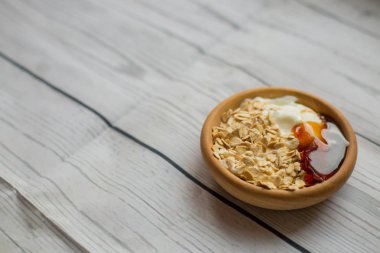 Reçel ile beyaz arka plan üzerinde izole müsli