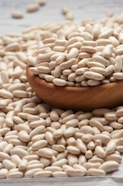 Beyaz bir arka plan üzerinde izole Kupası beyaz fasulye yakın çekim