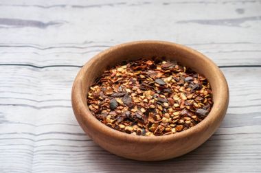 kurutulmuş biber ve ahşap masa üzerinde toz biber