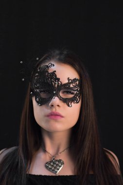 Maskede poz genç mistik kadın