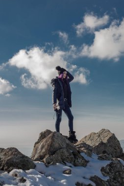 genç güzel kadını uçurum üzerinde poz