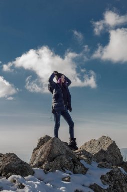 genç güzel kadını uçurum üzerinde poz