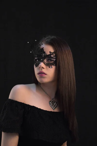 Νεαρή Γυναίκα Mystic Θέτοντας Μάσκα — Φωτογραφία Αρχείου