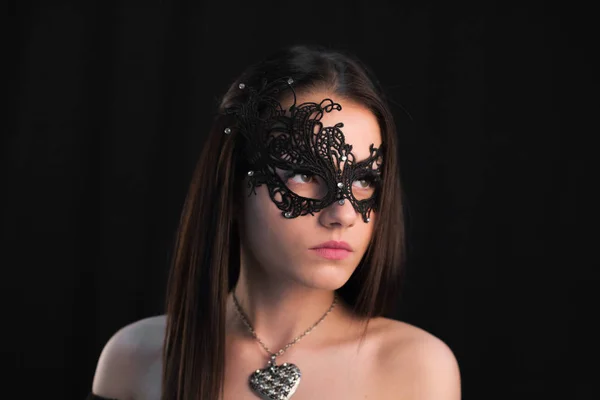 Junge Mystische Frau Posiert Maske — Stockfoto