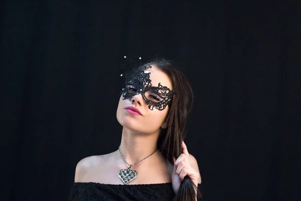 Giovane Donna Mistica Posa Maschera — Foto Stock