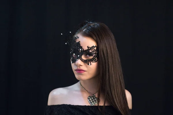 Joven Mujer Mística Posando Máscara —  Fotos de Stock