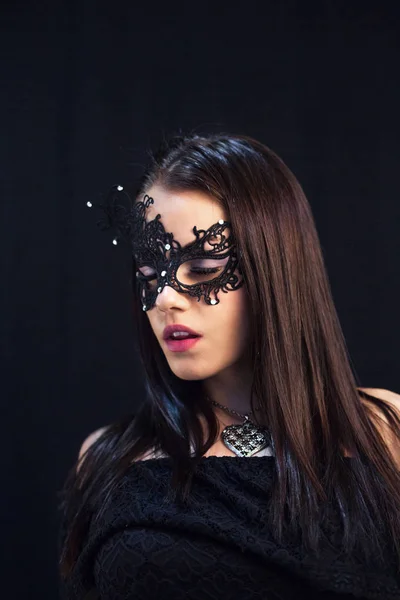 Junge Mystische Frau Posiert Maske — Stockfoto