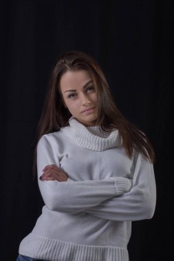 Çekici genç kadın portre Studio koyu arka plan üzerinde