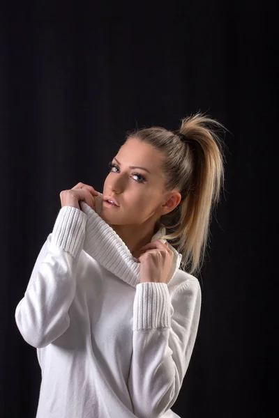 Atractivo Retrato Mujer Joven Estudio Sobre Fondo Oscuro — Foto de Stock