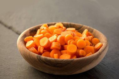 Ahşap kase çevrelerde doğranmış havuç