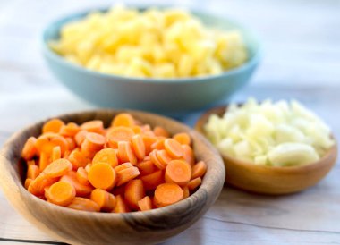 çeşitli sebze sebzeli çorba pişirme için hazırlanmış küçük parçalar halinde kesilmiş.