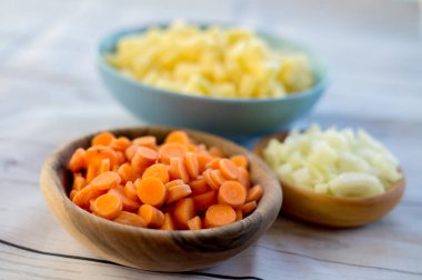 çeşitli sebze sebzeli çorba pişirme için hazırlanmış küçük parçalar halinde kesilmiş.