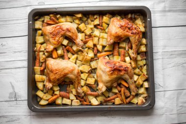 Kızarmış tavuk, sebzeli yakın çekim