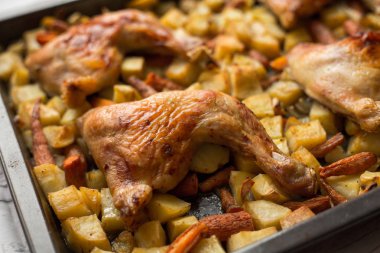 Kızarmış tavuk, sebzeli yakın çekim