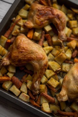 Kızarmış tavuk, sebzeli yakın çekim