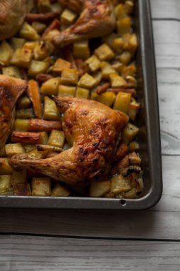 Kızarmış tavuk, sebzeli yakın çekim