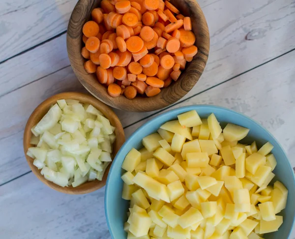 çeşitli sebze sebzeli çorba pişirme için hazırlanmış küçük parçalar halinde kesilmiş.