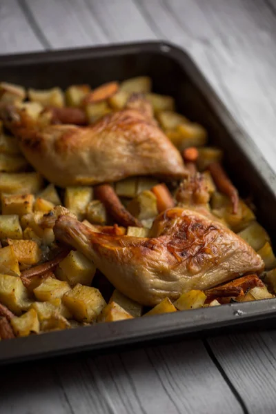 Kızarmış tavuk, sebzeli yakın çekim