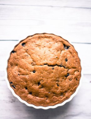 Ahşap bir masa üzerinde yaban mersini ile muz ekmeği