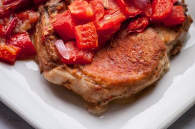 domuz eti biftek masada, yakın çekim