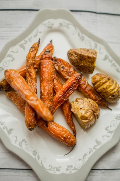 Приготовленные Морковь Картофель Закрываются Тарелке Ужин — стоковое фото