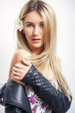 Çekici genç kadın portre Studio beyaz arka plan üzerinde