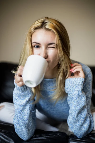 Retrato Suave Adolescente Bebiendo Café Caliente Casa Guiñando Ojo — Foto de Stock