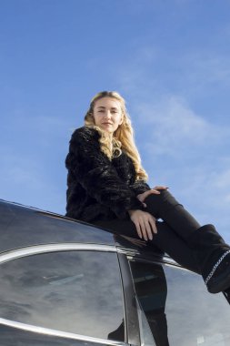 Kışın vagonda oturan genç kadın