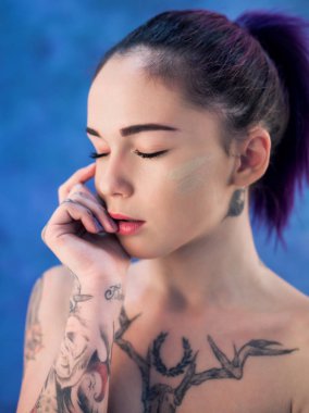 Boyalı saçlı ve mavi Studio'da poz tattooes güzel kız