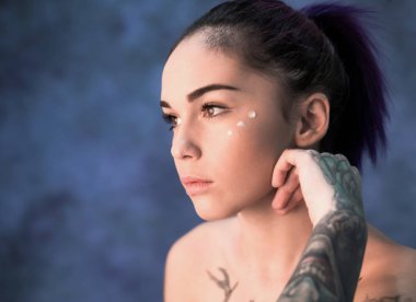 Boyalı saçlı ve mavi Studio'da poz tattooes güzel kız