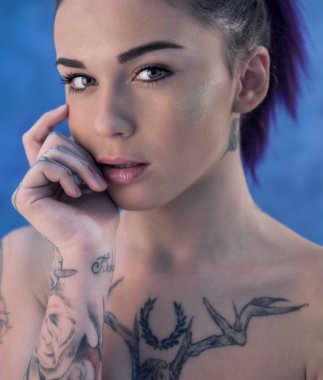 Boyalı saçlı ve mavi Studio'da poz tattooes güzel kız