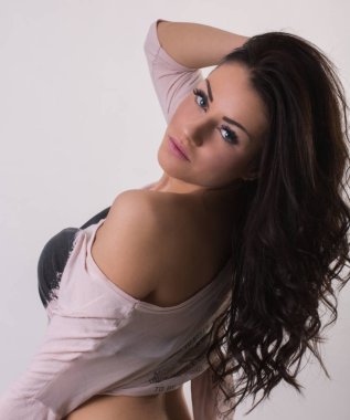 Güzel genç esmer kadın Studio beyaz duvar önce poz