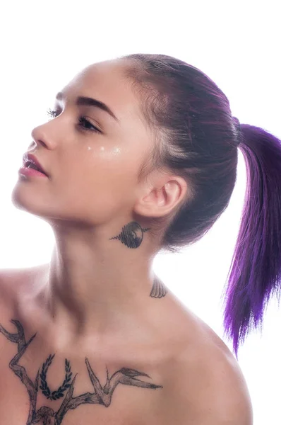 Gyönyörű Lány Festett Haj Tetoválásokat Pózol Fehér Stúdió — Stock Fotó