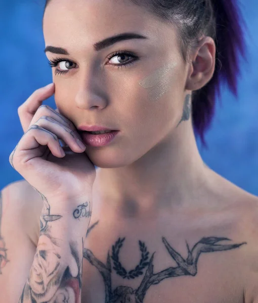 Bella Ragazza Con Capelli Tinti Tatuaggi Posa Studio Blu — Foto Stock