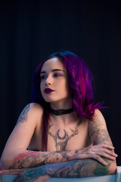 Bella Ragazza Con Capelli Tinti Tatuaggi Posa Studio Prima Parete — Foto Stock